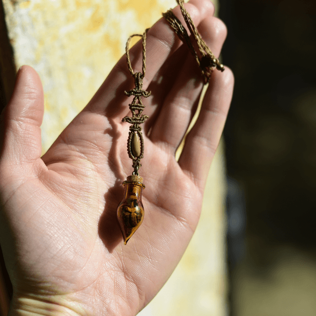 talisman totem cacao fiole ambrée